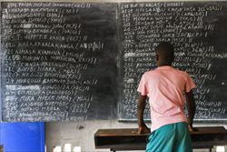 Un ragazzo congolese legge i primi risultati delle elezioni (foto Ansa).