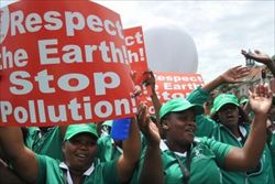 Una delle manifestazioni di protesta svoltasi in Sudafrica, nei giorni del summit. 