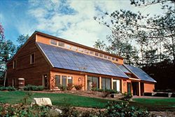 Una casa con pannelli solari per la produzione di energia pulita.