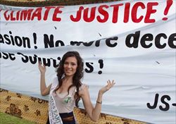 Anche una Miss Terra tra le manifestazioni di protesta a Durban, in Sudafrica (foto: Ansa). 
