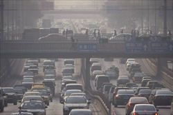 Pechino, oggi. La capitale cinese ha raggiunto livelli di guardia per quel che riguarda l'inquinamento dell'aria (foto: Ansa).nti 