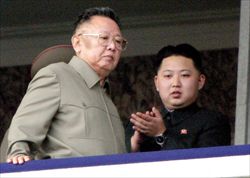 Il dittatore nordcoreano Kim Jong-Il, morto sabato 17 dicembre per un infartto, e suo figlio Kim Jong-Un, designato alla successione, mentre assistono a una parata dell'esercito nella capitale Pyongyang, in occasione del 65° anniversario del Partito dei lavoratori.    
