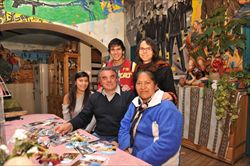 Riccardo Giavaraini con la moglie, Berta Blanco, e con tre dei cinque figli, nella loro casa a La Paz (foto: Nino Leto).
