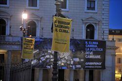 La manifestazione di Greenpeace a Roma, davanti a Palazzo Chigi, sede del Governo.