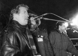 Vaclav Havel durante un comizio all'epoca della Rivoluzione di velluto.