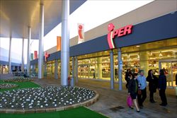 Un supermercato della catena Iper, dove vige un accordo per un progetto di welfare interaziendale a favore dei dipendenti delle imprese associate.