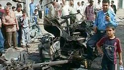 I resti di una delle autobomba esplose nei giorni scorsi a Baghdad (Iraq).