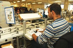 Una fase di lavorazione degli occhiali in una fabbrica della Luxottoca, dove a seconda dell'anzianità aziendale ai lavoratori viene distribuito gratuitamente un pacchetto di azioni.