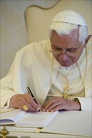 Papa Benedetto XVI firma l'enciclica “Caritas in veritate”.