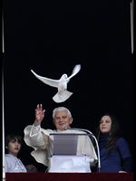 Papa Benedetto XVI in compagnia di alcuni giovani.