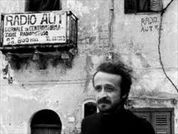 Peppino Impastato, ucciso dalla mafia nel 1978, davanti alla storica sede di Radio Aut.