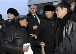 Nursultan Nazarbaev (al centro), presidente del Kazakistan, tra i cittadini della città di Zhanaozen. 