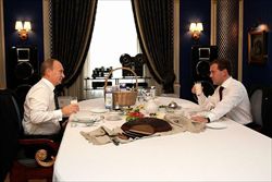 Colazione al Cremlino per Vladimir Putin (a sinistra) e Dmitrij Medvedev.