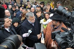 Andrea  Riccardi, ministro per la Cooperazione e l'Integrazione, nel campo rom della Continassa, aTorino, bruciato da un raid vandalico sabato 10 dicembre 2011 (foto Gabriele Einaudi). 