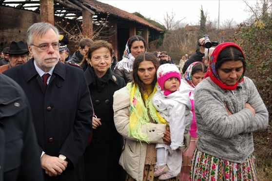 Riccardi visita il campo rom bruciato