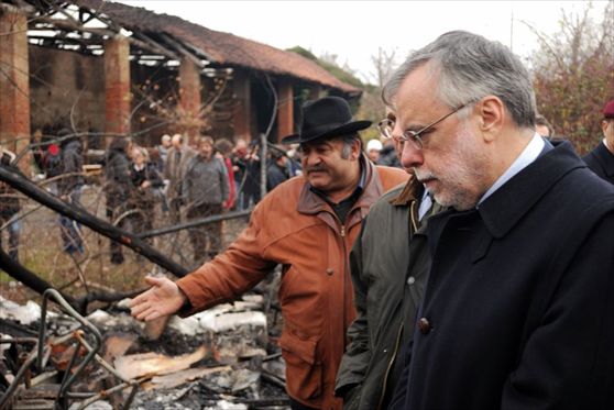 Riccardi visita il campo rom bruciato