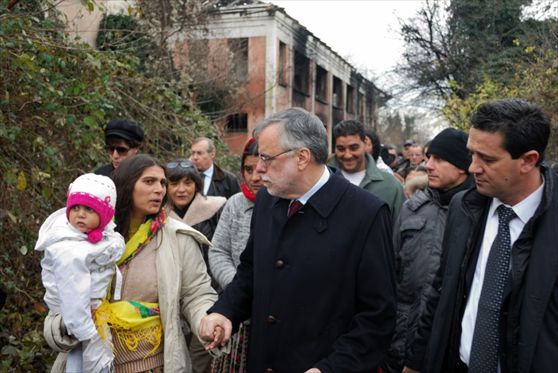 Riccardi visita il campo rom bruciato