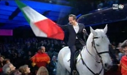 L'entrata di Roberto Benigni sul palcoscenico del Teatro Ariston, al Festival di Sanremo.
