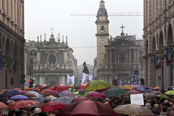 Centomila a Torino. Un urlo: "Dimettiti"