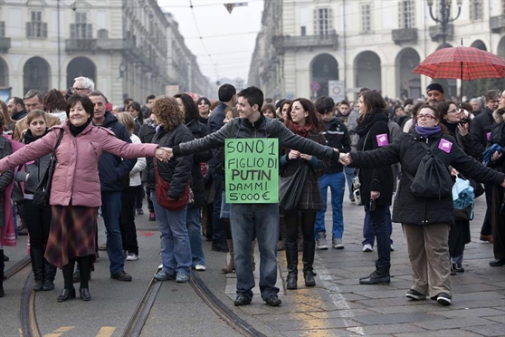 Centomila a Torino. Un urlo: "Dimettiti"