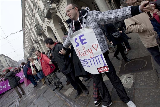 Centomila a Torino. Un urlo: "Dimettiti"