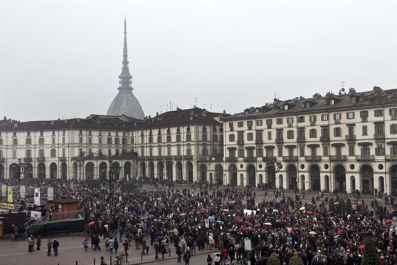 Centomila a Torino. Un urlo: "Dimettiti"