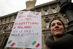 Manifestazione contro Berlusconi, in piazza della Scala a Milano.