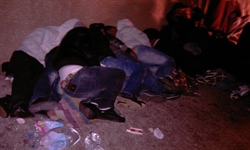 Le notti all'addiaccio dei profughi maghrebini a Lampedusa.