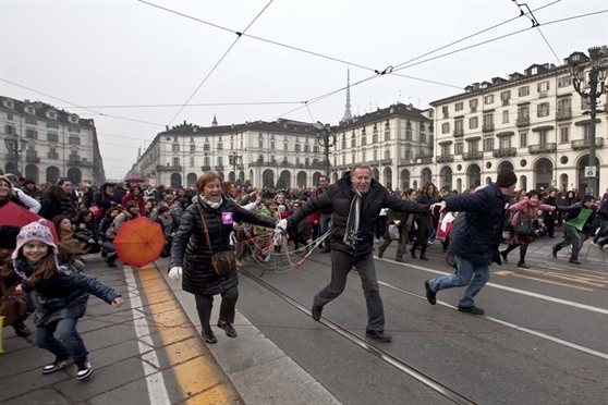 Centomila a Torino. Un urlo: "Dimettiti"