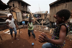 Bambini giocano nello slum di Makoko, nella periferia povera di Lagos, in Nigeria (foto di Sunday Alamba/Ap). 