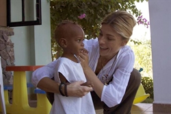Martina Colombari in uno dei viaggi ad Haiti con la Fondazione Francesca Rava.