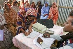 Donne bengalesi che richiedono piccoli prestiti alla Grameen bank.