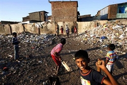 Una partita tra ragazzi in India.