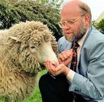 Ian Wilmut con la pecora Dolly.