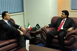 Il ministro degli Esteri Franco Frattini in un recente incontro in Pakistan con Shabhaz Bhatti.