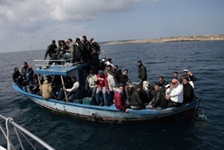 Un barcone in procinto di approdare a Lampedusa.