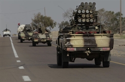 Un convoglio di ribelli lascia la città di Ras Lanouf dopo avere combattuto contro le forze fedeli al Colonnello Gheddafi.