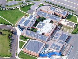 Un complesso scolastico negli Usa "coperto" di pannelli solari.