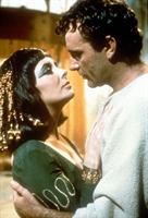 Liz Taylor con Richard Burton in "Cleopatra". I due attori si sposarono due volte.