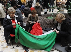 Torino. Donne cuciono un tricolore in Galleria Subalpina, il 17 marzo 2011, festa dell'Unità d'Italia. Un modo garbatamente polemico per segnalare il proprio dissenso contro chi lacera il Paese.