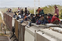 Messico. Un gruppo di migranti provenienti da vari Paesi dell'Amerfica Latina tentano, inutilmente, di proseguire il loro viaggio verso gli Usa sui tetti di carrozze ferroviarie (foto: Ap).