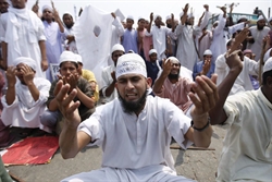 Un momento delle manifestazioni contro i diritti delle donne in Bangladesh.