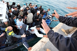 Uno dei barconi di migranti in arrivo a Lampedusa.