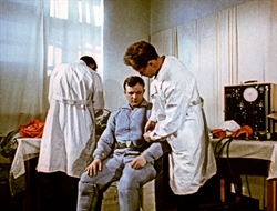 1960, Centro di addestramento spaziale di Mosca: il cosmonauta Yuri Gagarin si sottopone a una visita medica in preparazione al suo volo orbitale.