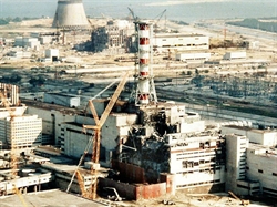 La centrale di Cernobyl subito dopo l'esplosione in una rara immagine scatta nel 1986.