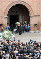 Alba (Cuneo), 27 aprile 2011. Il feretro di Pietro Ferrero al suo arrivo davanti al Duomo, accolto da un lungo applauso della gente (foto Tonino Di Marco/Ansa).