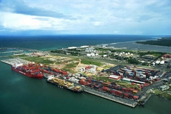 Le attrezzature del porto di Suape.