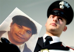 Un carabiniere mostra la foto di Wiston Manuel Reves, il filippino in stato di fermo nell'ambito delle indagini dell'omicidio della contessa Alberica Filo della Torre.