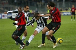 Seedorf e Nesta (qui contro la Juventus), due degli arzilli vecchietti del Milan.