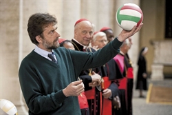 Lo psicanalista (Nanni Moretti) mentre fa giocare i cardinali a pallavolo.